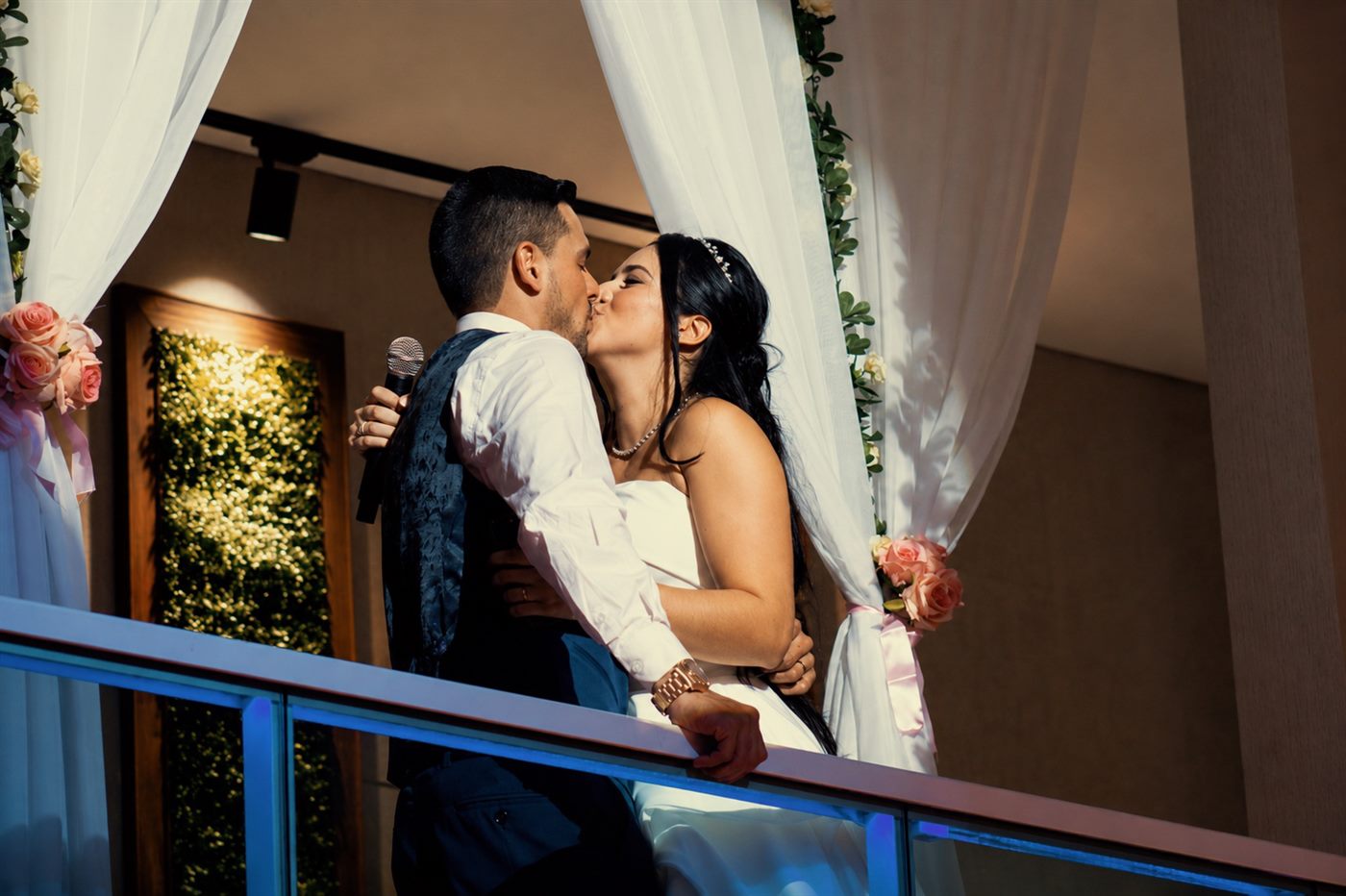 Noivos se beijando na varanda após a serenata