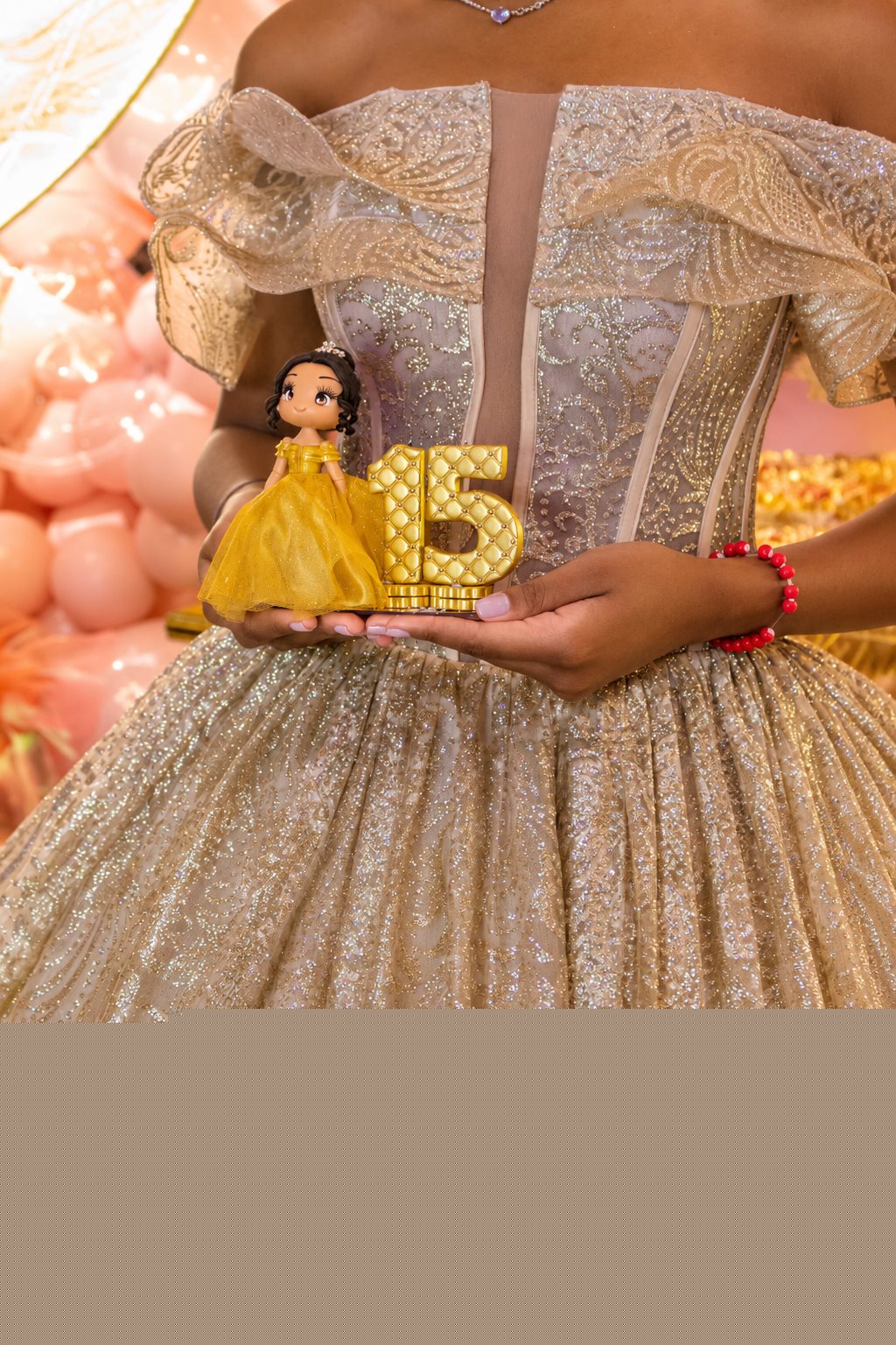 Debutante segurando a lembrança dourada dos 15 anos