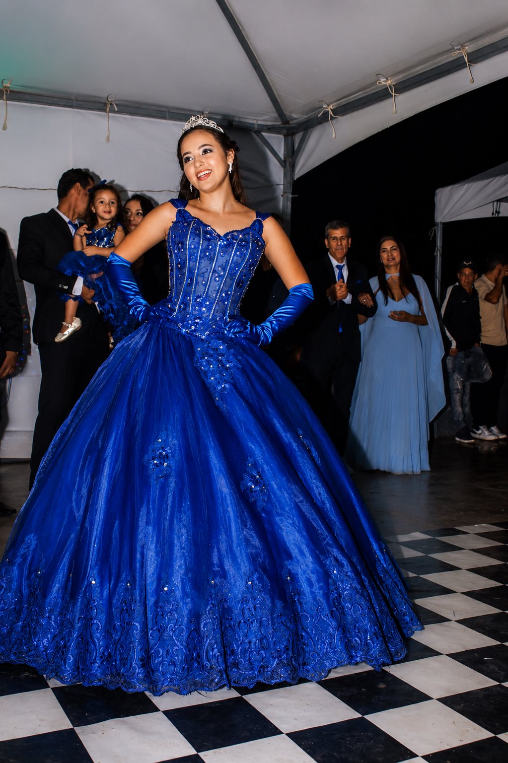 Debutante de vestido azul na pista de dança